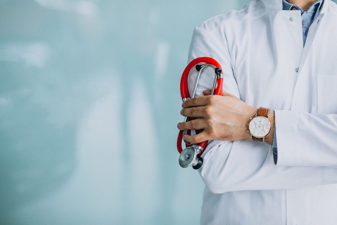 médecin qui tient un stéthoscope