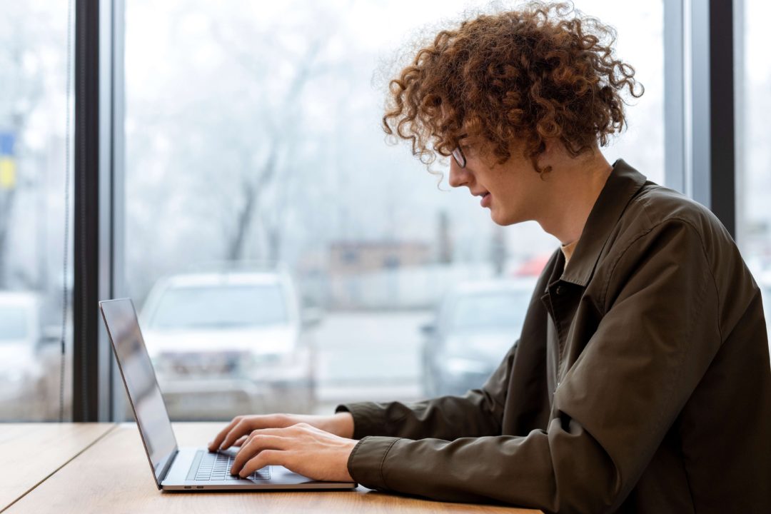 Intermittent qui consulte son ordinateur